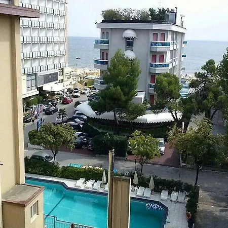 Hotel Amalfi & Restaurant Karaoke Bar 3*