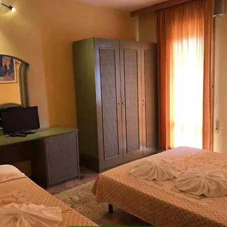 מלון Amalfi & Restaurant Karaoke Bar 3*