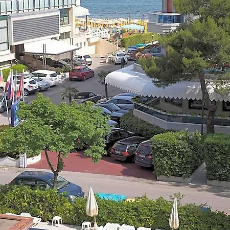 Amalfi & Restaurant Karaoke Bar 3*