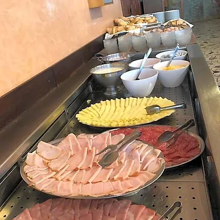 מלון Amalfi & Restaurant Karaoke Bar לידו די ג'סולו