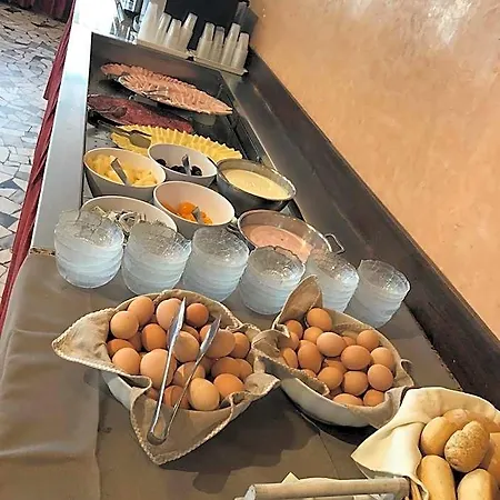 מלון Amalfi & Restaurant Karaoke Bar לידו די ג'סולו