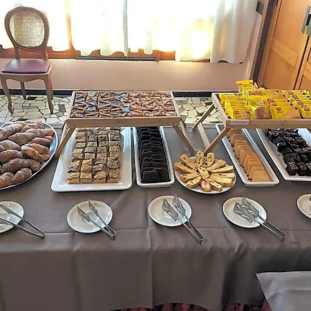 Hotell Amalfi & Restaurant Karaoke Bar 3*
