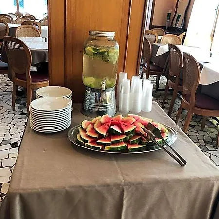 מלון Amalfi & Restaurant Karaoke Bar 3*