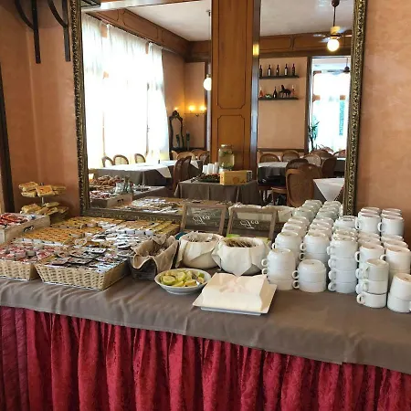 Hotel Amalfi & Restaurant Karaoke Bar 3*
