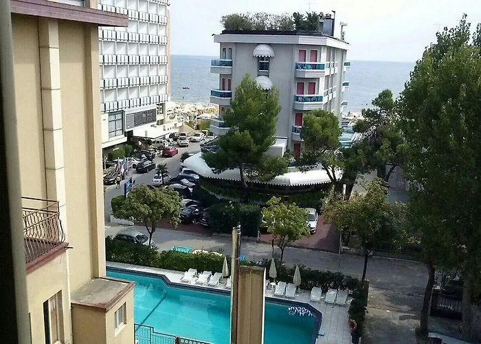 Hotel Amalfi & Restaurant Karaoke Bar 3*