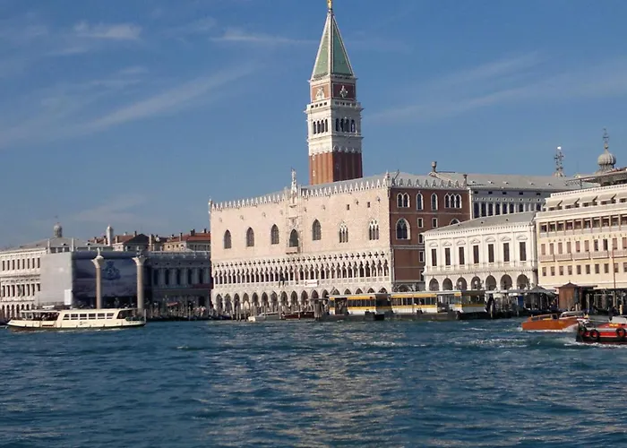 Hotel Amalfi & Restaurant Karaoke Bar 3*