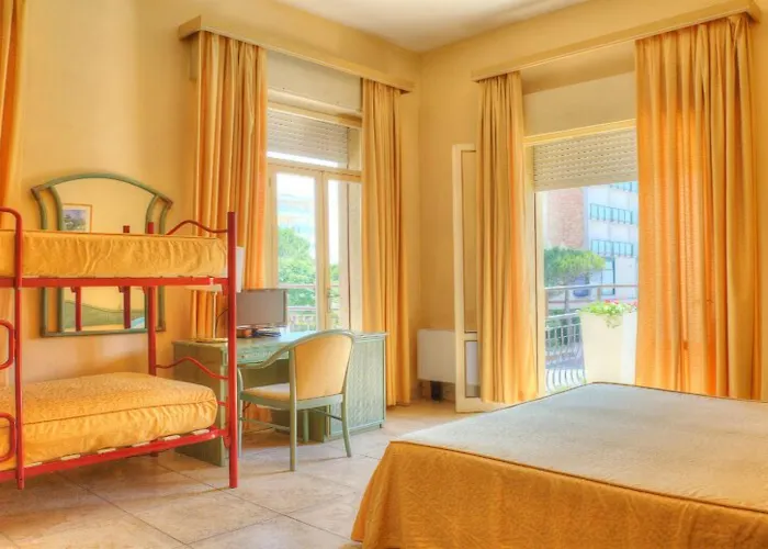 Hotel Amalfi & Restaurant Karaoke Bar 3*