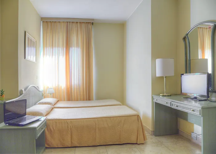 Hotel Amalfi & Restaurant Karaoke Bar 3*