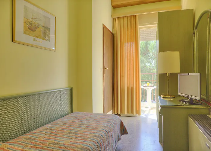 Hotel Amalfi & Restaurant Karaoke Bar 3*