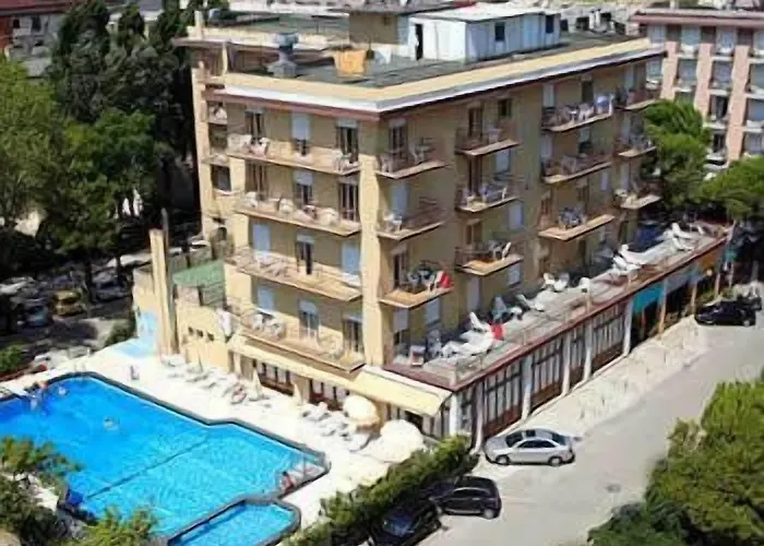 Amalfi & Restaurant Karaoke Bar 3*