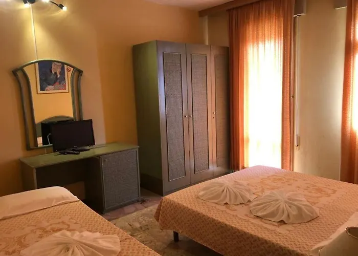 Hotel Amalfi & Restaurant Karaoke Bar 3*