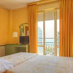 Amalfi & Restaurant Karaoke Bar Отель