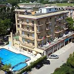 Amalfi & Restaurant Karaoke Bar 3*