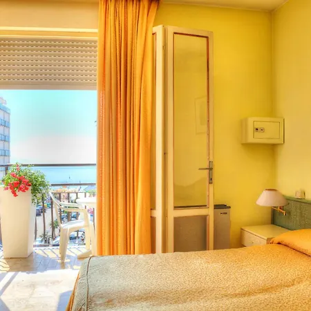 Amalfi & Restaurant Karaoke Bar 3*