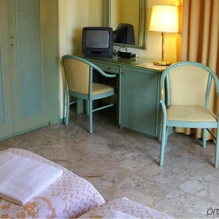 Amalfi & Restaurant Karaoke Bar 3*