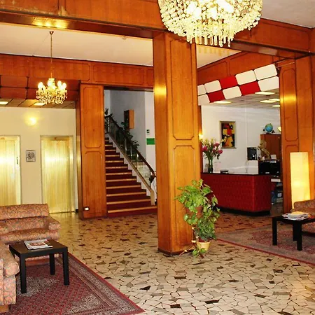 Amalfi & Restaurant Karaoke Bar Hotel 3*